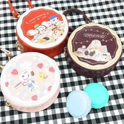 ふわっと甘くやさしい雰囲気にひとめぼれ！スヌーピーのラウンドマカロンポーチはとびっきりスウィートです。
