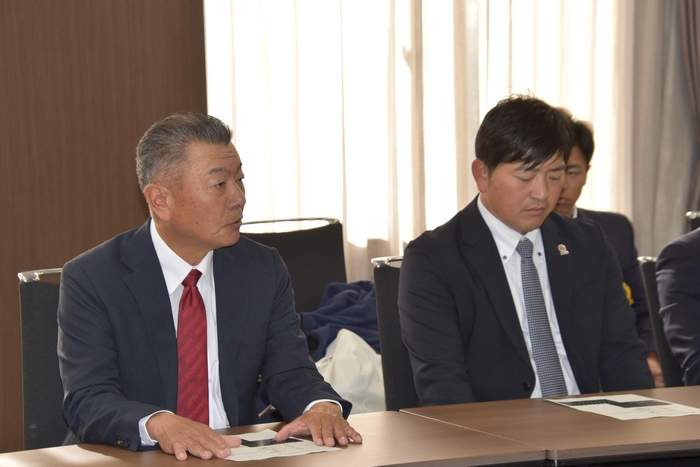 大会を振り返る安江監督(左)と山内コーチ