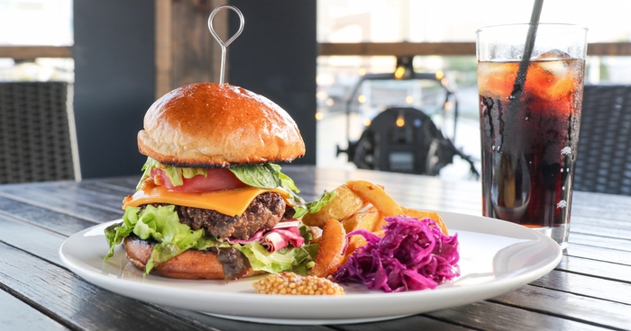お肉の柔らかさが魅力の大ボリュームなハンバーガー