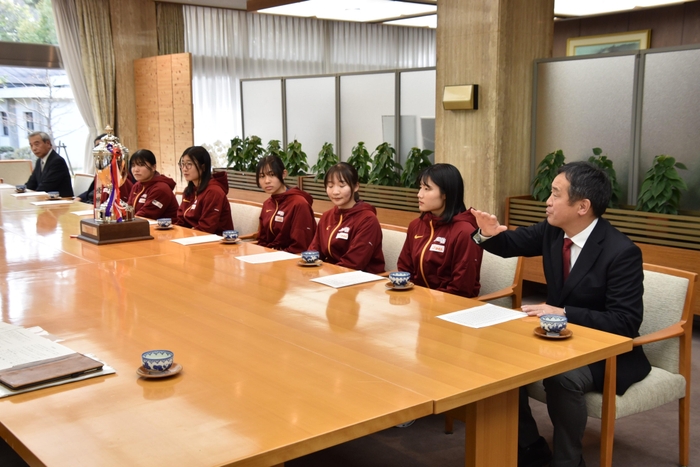 大会を振り返る米田監督（右端）