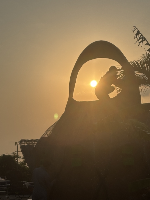 リクライニングを2脚置き、海を見ながら整える