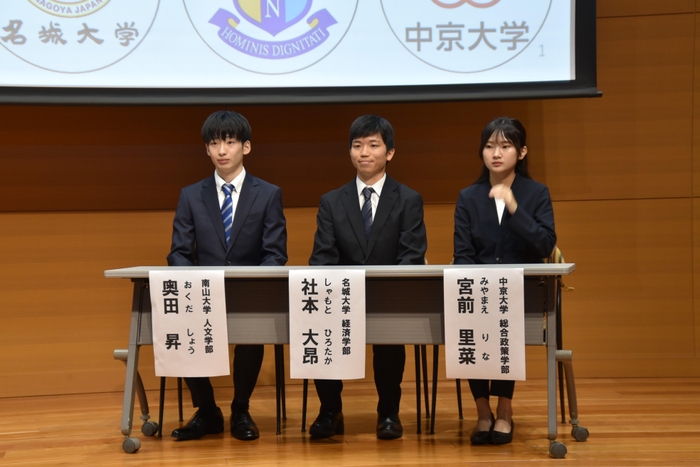 好評を聞く社本さん(中央)ら