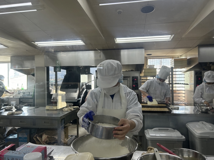 菓子を製造する利用者様