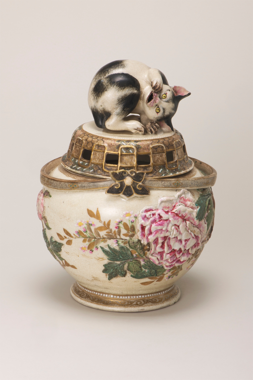 (2)宮川香山「高浮彫牡丹ニ眠猫覚醒大香炉」明治時代前期 田邊哲人コレクション(横浜美術館寄託)