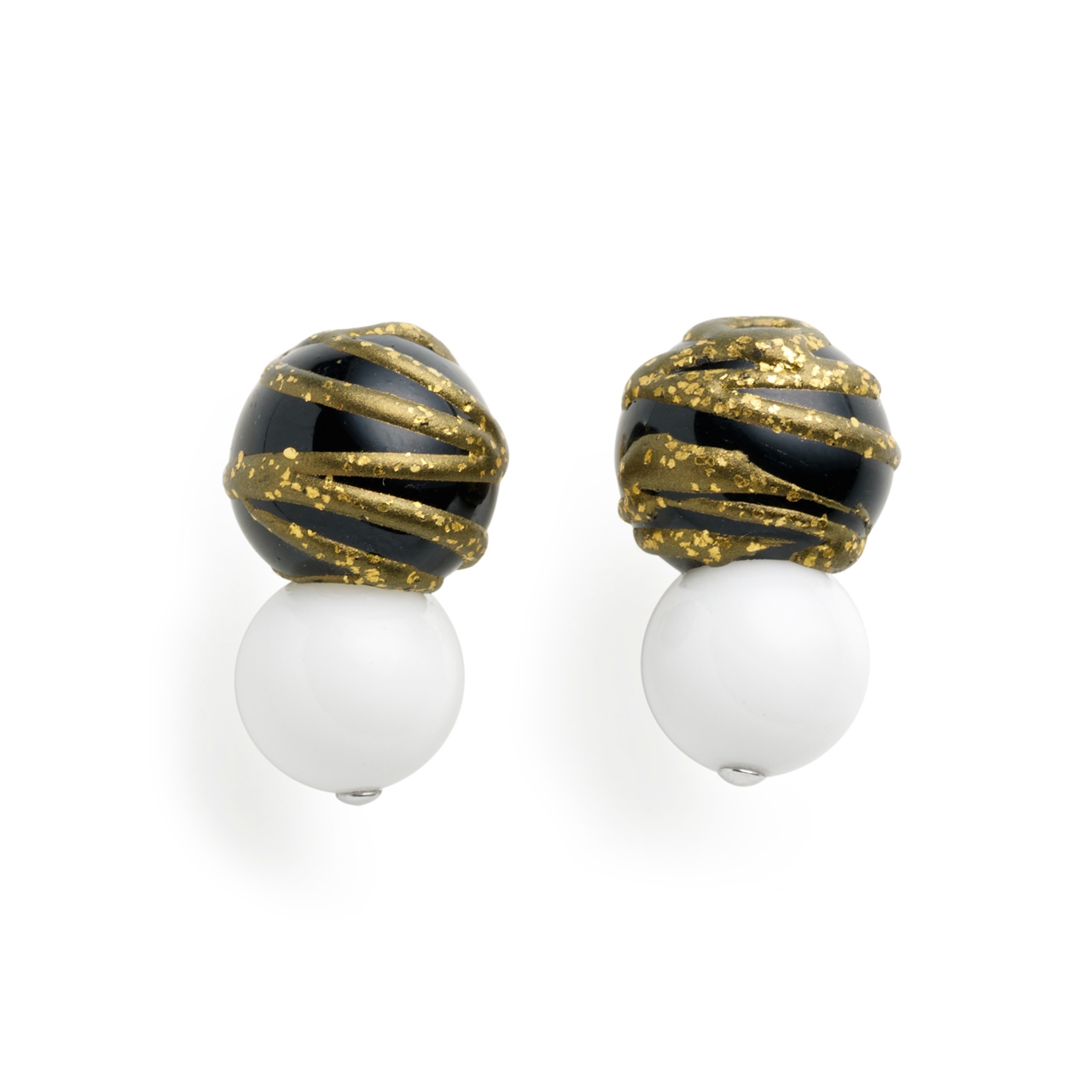 白サンゴと漆塗り蒔絵のピアス/プラスケイコ