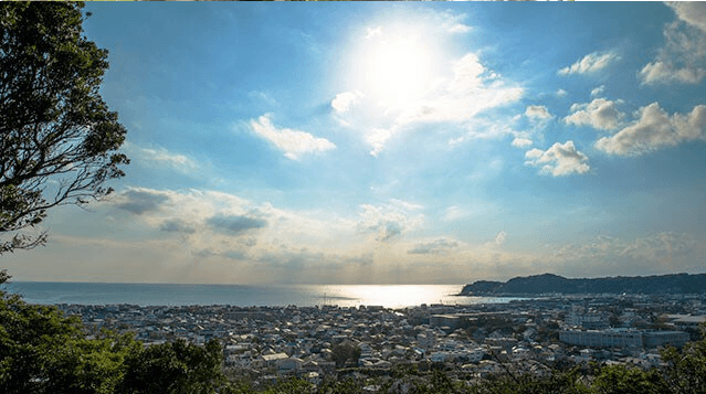 祇園山ハイキングコースに入り7~8分歩くと見晴台という鎌倉の海と街が一望できる風景に感動の涙が流れる