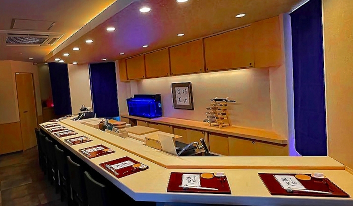 日本の四季を味わえる本格江戸前鮨をメインに、懐石小料理も楽しめる劇場型の寿司店です。