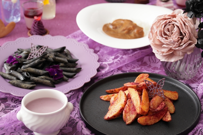 ▲フード  “魚介とイカスミのペンネ”や“紅芋とジャガイモのポタージュ”、“ストリングスホテル特製カレー”など、食べ応えのあるメニューを取り揃えました。