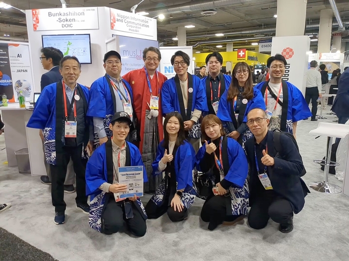 現地ブースの様子 代表取締役社長執行役員 桜井 伝治(後列左から3番目)とプロジェクトメンバー