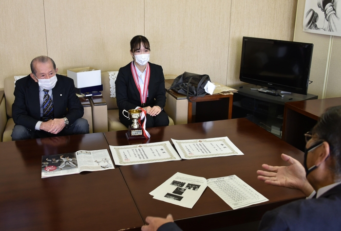 大会を振り返る川村海月さん(中)と田中利明コーチ(左)