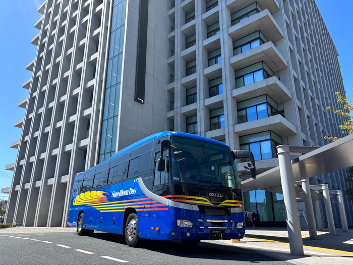 浦安市で災害発生時に、大新東が使用する 大型バス車両例（サン・アンド・ムーン号）  