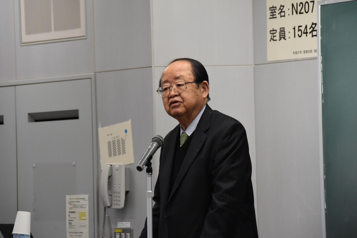 冒頭で挨拶する立花貞司理事長