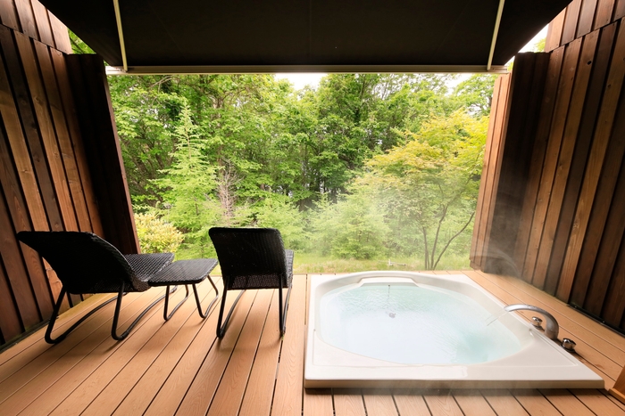 自然に囲まれた客室露天風呂(奥日光ホテル四季彩)