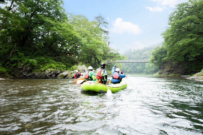 新緑に囲まれて川を下るラフティングは爽快です！