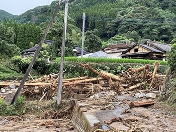 熊本県内の被災地域の様子。倒木や土砂が堆積している被害状況