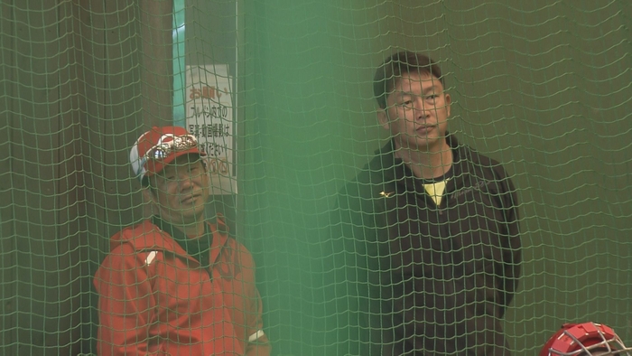 藤井彰人ヘッドコーチ（左）