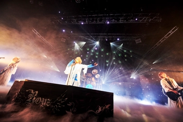 11月からスタートした全国ツアー 『星屑のシンフォニア』のファイナルにして、 2018年最後のワンマンとなったZepp Tokyo公演。 さらに多くの人へ「居場所となる歌」を届ける意志を掲げ、 10周年プロジェクトがいよいよ始動！