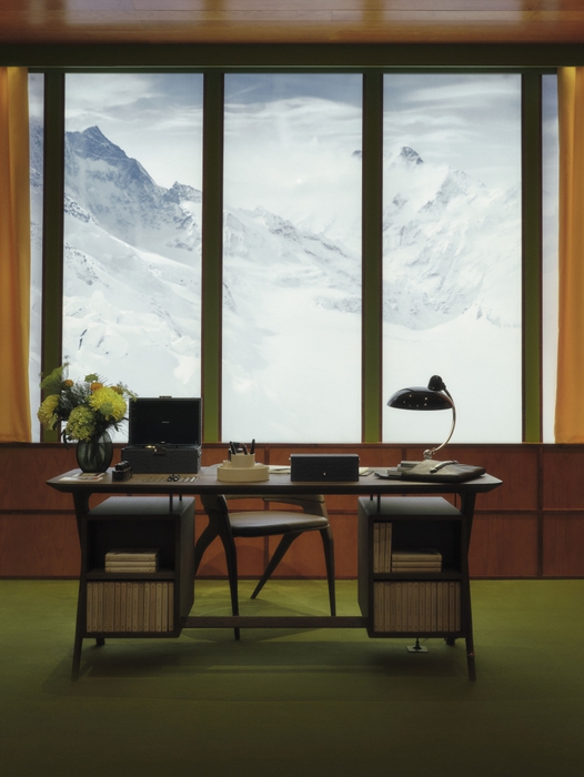 マルコ・トマセッタのデザインによるデスク