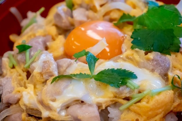 当館名物の「きみつときめき親子丼」がオンラインショップで登場!!