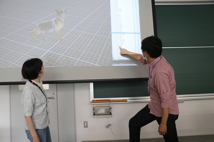 特徴点を自動追跡するツールの仕組みを岩田教授(左)に説明する李教授(右)②