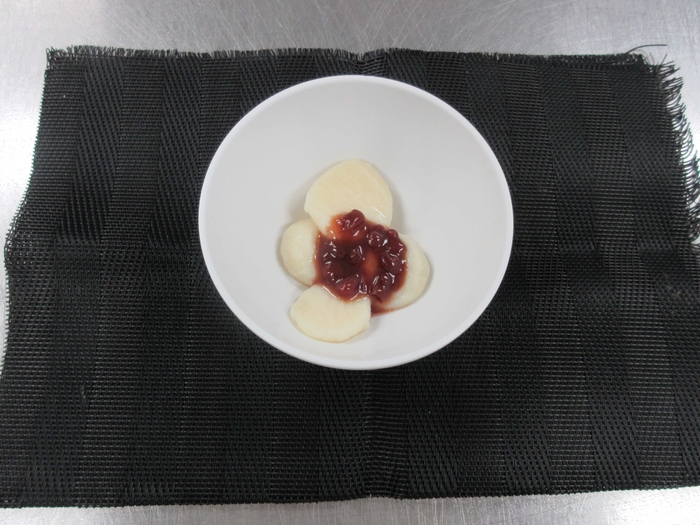 おもちのおやつ 柔らかくするため豆腐を混ぜ4分の1の大きさで提供