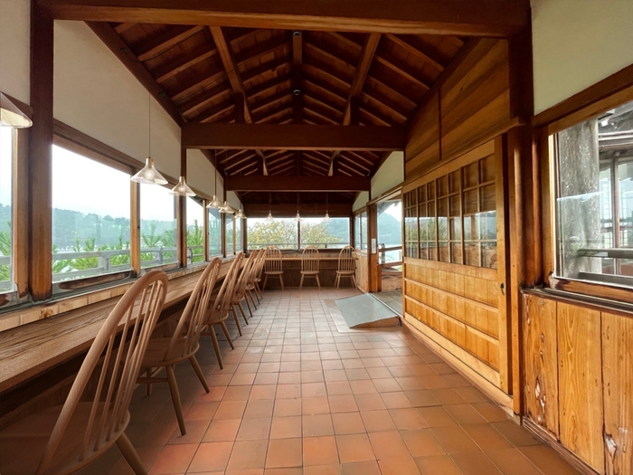 吉崎の絶景が映る窓際のお席