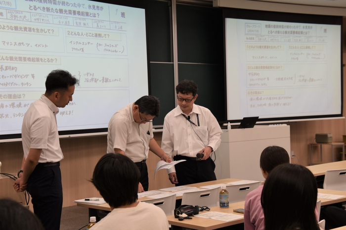 グループワークの結果を見る森助教(右)ら