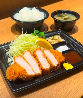 大阪・関西万博(EXPO2025)『豚カツ牛かつくれおーる』にて 定食用、丼ぶり用ワンウェイ食器として、 国産の天然の石が主原料である環境素材「L-Stone」が採用