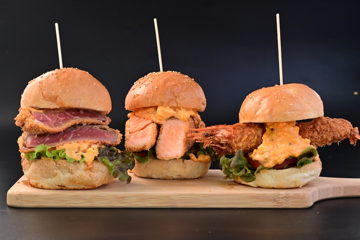 ▲新作ハンバーガーの計3種 (左からビーフカツレツバーガー、サーモンタルタルバーガー、有頭 海老タルタルバーガー)