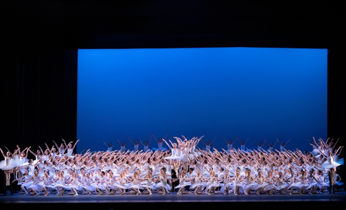 参加者250名以上で贈る圧巻のグラン・デフィレ (C)Jennifer Curry Wingrove for LK Studio