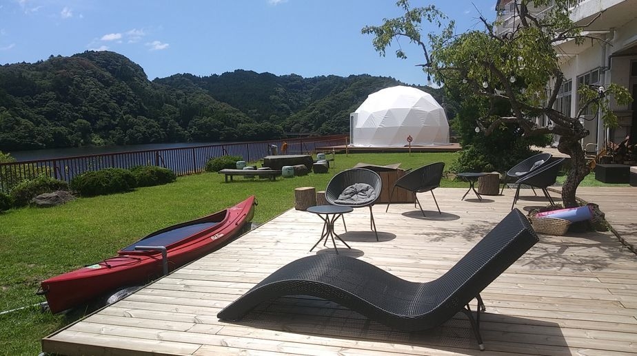 アウトドア&リゾートエリアへと雰囲気を一新。中庭をリニューアル!湖畔の自然を満喫できます。