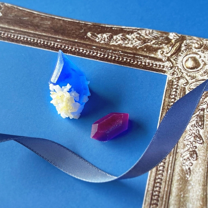 雫型の宝石に切り出したサファイア