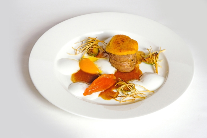 あぶくま三元豚ロース肉のロティ 福島県産あんぽ柿とクリームチーズのクルートをのせて