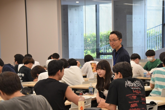 グループワークをする学生を見回る伊東さん