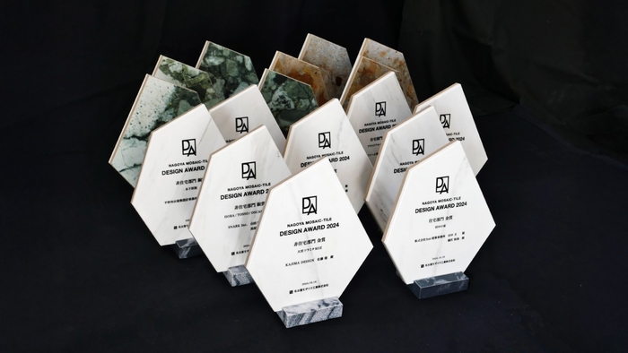 2024年に贈呈された盾は同社の大理石調タイル「マルミマキシマム(表面)」と新商品「マッパトゥーラ(裏面)」を使用。盾スタンドは最新技術「4Dセラミック」のタイルから制作。