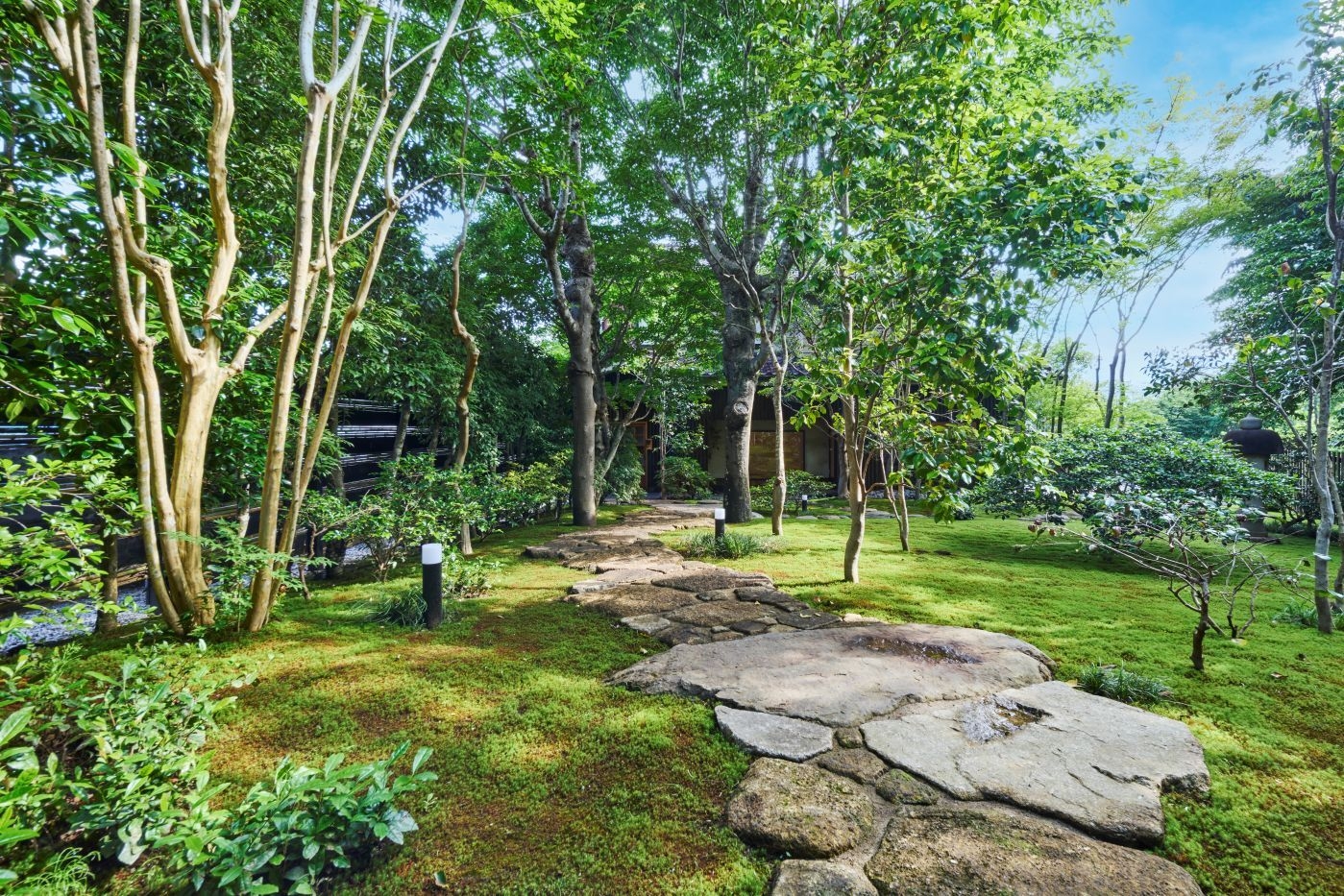 苔に包み込まれた日本庭園【神奈川】