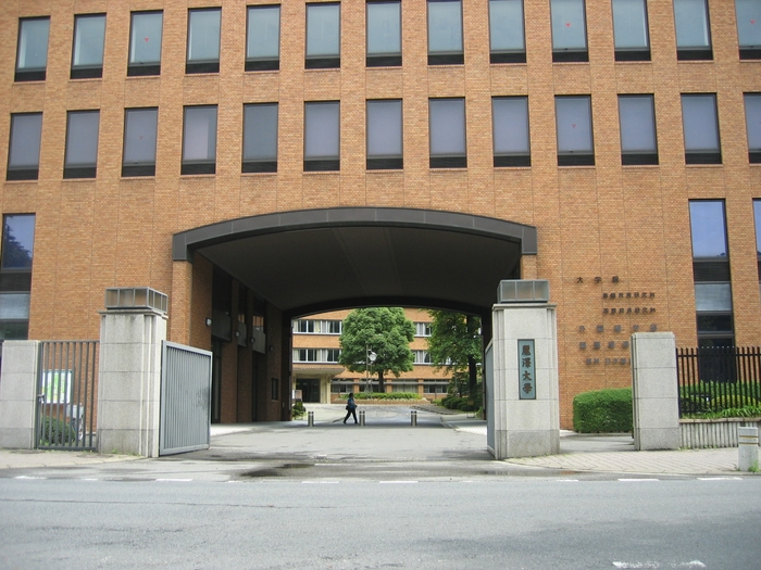 麗澤大学 校舎かえで 正面