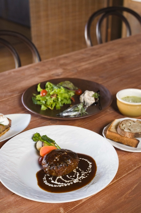 ランチコース例 メイン料理とソースを選ぶことができ、Bistro Roven特製デミグラスソースも楽しめる