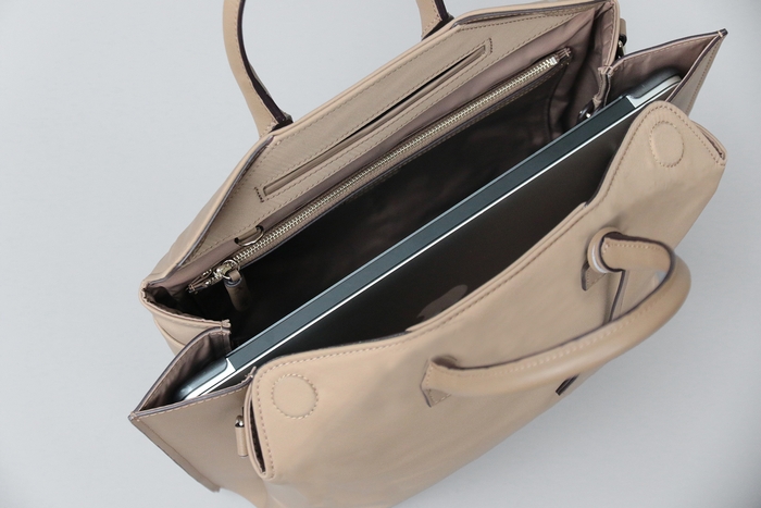 新感覚“挟めるマチ”でPCも自立します  