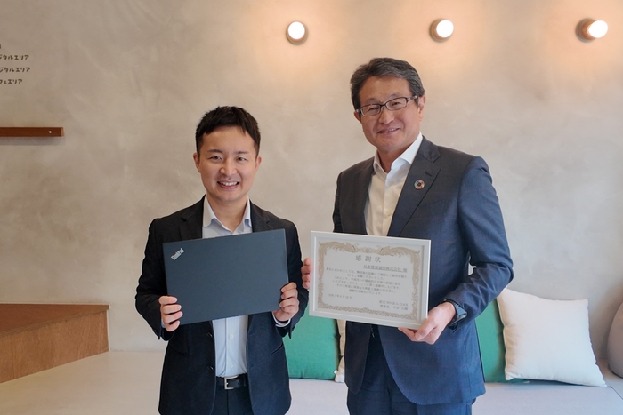 左:認定NPO法人CLACK 理事長 平井 大輝様、右:日本情報通信株式会社 代表取締役社長執行役員 桜井 伝治