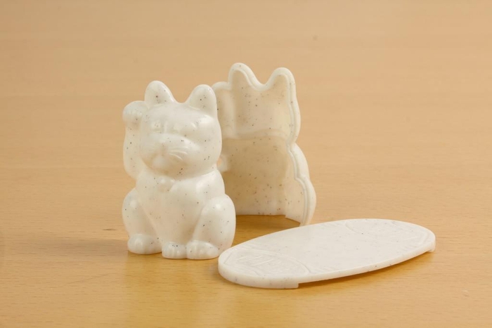 型に詰めるだけで、招き猫の出来あがり!