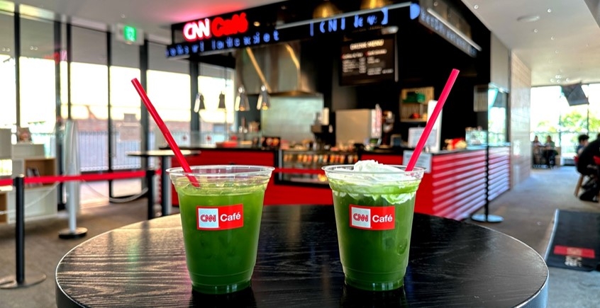 桑茶ストレート(左)、クリーム桑茶(右)