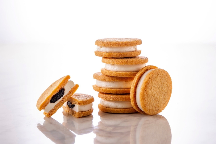 「巨峰のレーズンサンド」セミドライにした巨峰をラム酒に漬け込み、スペイン産のクリームチーズとともにサクサクのサブレでサンドしました