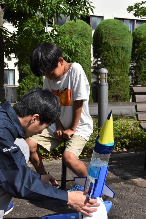 力いっぱい空気を押し込む子供たち