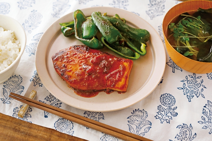 めかじきの梅しょうが焼き献立:ちょっと軽めの魚おかずの気分には、梅肉でほんのり酸味をきかせたさっぱり系の照り焼きを。副菜は、仕上げに湯を注ぐだけの「わかめと貝割れの鍋いらずみそ汁」だから、超簡単!