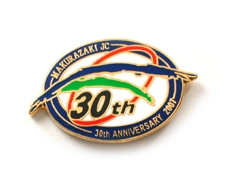 PINS FACTORY（ピンズファクトリー）ピンズ実例紹介社団法人枕崎青年会議所　様　「30周年記念バッジ」