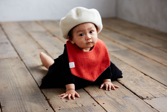 スタイの裏面は単色。 ※モデル約1歳