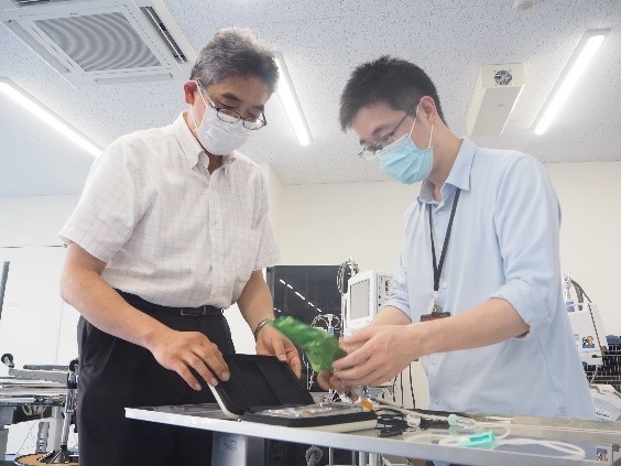 赤木教授(左)と装置の調整をする宮部助教