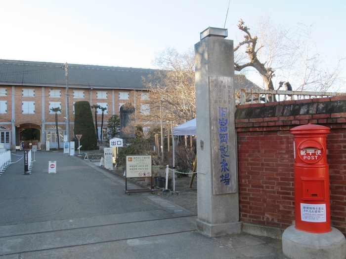 表門から富岡製糸場を ※画像提供 富岡市