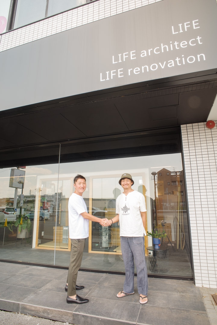 岐阜県大垣市 株式会社ライフの本社にて 左:株式会社ライフ代表 藤塚/右:ZettaHax合同会社代表 佐藤